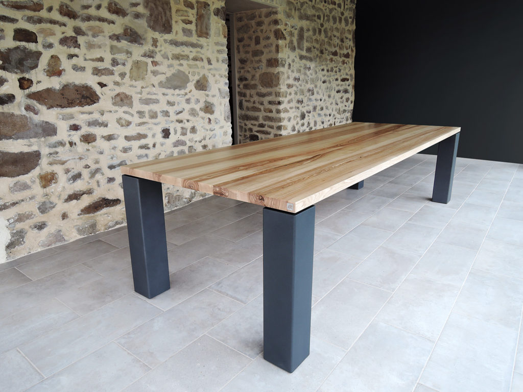 Table à manger Panorama en acier et bois massif / Frêne olivier et RAL 7016