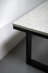 Table terrazzo "Urbaine" / 240 x 100 x H 75 cm / Piétement en acier noir charbon / Fabrication artisanale française et sur mesure / ARTMETA