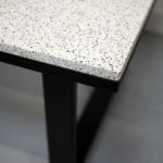 Table terrazzo "Urbaine" / 240 x 100 x H 75 cm / Piétement en acier noir charbon / Fabrication artisanale française et sur mesure / ARTMETA