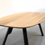 Table superellipse Nageoire / 200 x 110 x H75 cm / chêne massif et marron cuivré / Fabrication artisanale et sur mesure