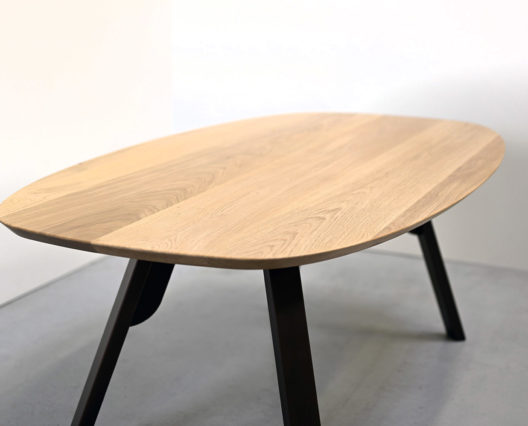 Table superellipse Nageoire / 200 x 110 x H75 cm / chêne massif et marron cuivré / Fabrication artisanale et sur mesure