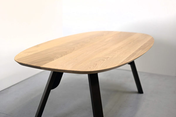 Table superellipse Nageoire / 200 x 110 x H75 cm / chêne massif et marron cuivré / Fabrication artisanale et sur mesure