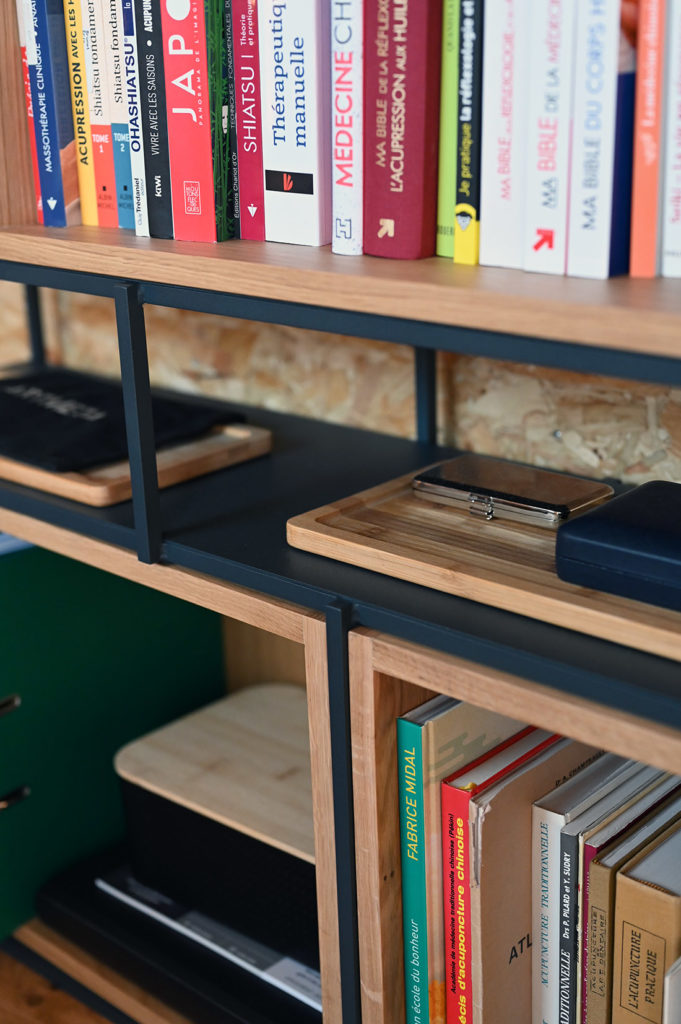 Bibliothèque sur mesure pour cabinet de shiatsu fabrication artisanale en acier et bois massif 