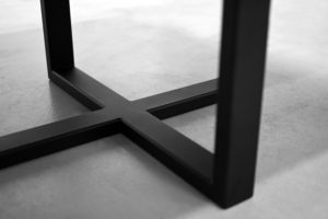 Table carrée Maître / Dimensions : 150 x 150 x H 75 cmPlateau en bois massif (chêne contemporain) et pied métal couleur noir charbon / Fabrication artisanale française et sur mesure ARTMETA