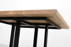 Table carrée Maître / Dimensions : 150 x 150 x H 75 cmPlateau en bois massif (chêne contemporain) et pied métal couleur noir charbon / Fabrication artisanale française et sur mesure ARTMETA