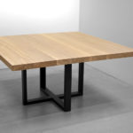 Table carrée Maître / Dimensions : 150 x 150 x H 75 cmPlateau en bois massif (chêne contemporain) et pied métal couleur noir charbon / Fabrication artisanale française et sur mesure ARTMETA