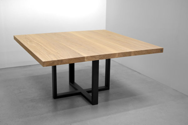 Table carrée Maître / Dimensions : 150 x 150 x H 75 cmPlateau en bois massif (chêne contemporain) et pied métal couleur noir charbon / Fabrication artisanale française et sur mesure ARTMETA