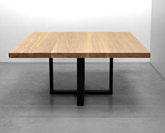 Table carrée Maître / Dimensions : 150 x 150 x H 75 cmPlateau en bois massif (chêne contemporain) et pied métal couleur noir charbon / Fabrication artisanale française et sur mesure ARTMETA