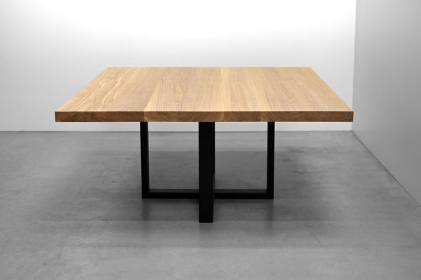 Table carrée Maître / Dimensions : 150 x 150 x H 75 cmPlateau en bois massif (chêne contemporain) et pied métal couleur noir charbon / Fabrication artisanale française et sur mesure ARTMETA