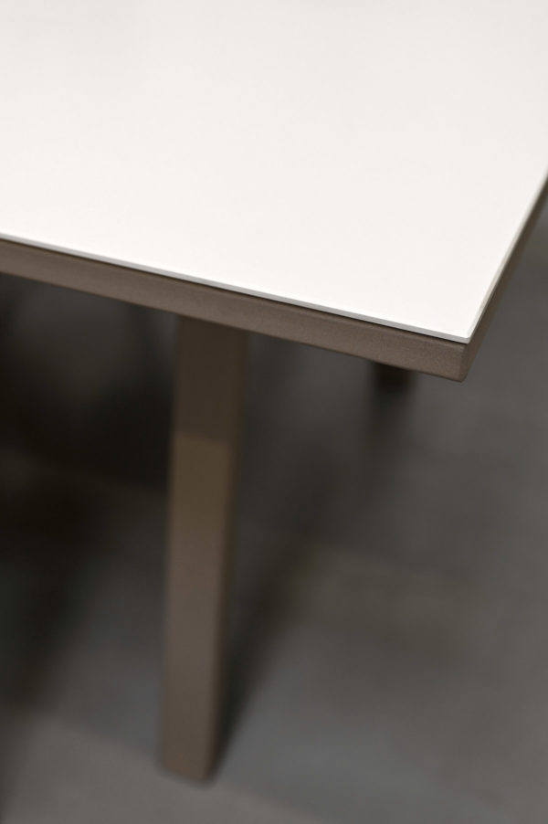 Table en céramique Hameau / Pieds en acier / Céramique Dekton Zenith 8 mm / Dimensions : 240 x 90 x H 75 cm / Fabrication artisanale et sur mesure ARTMETA