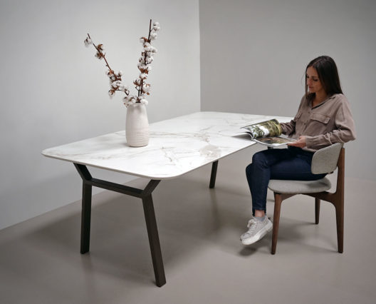 Table Hameau en céramique Dekton Entzo 20 mm / Dimensions x 200 x 110 x H 75 cm / Fabrication sur mesure ARTMETA