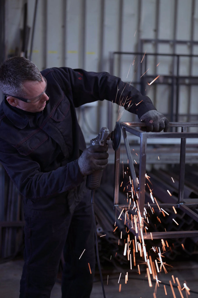 Sylvain artisan chez ARTMETA fabrication artisanale et sur mesure