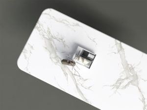 Table Mikado céramique / Dimensions : 220 x 100 x H 75 cm / Plateau en Dekton Aura épaisseur 20 mm et pied en acier couleur Champagne / Fabrication artisanale et sur mesure ARTMETA