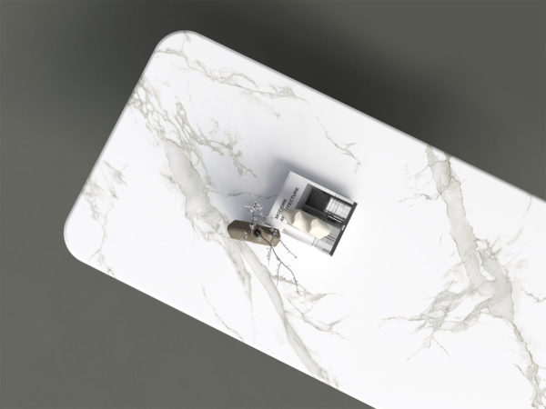 Table Mikado céramique / Dimensions : 220 x 100 x H 75 cm / Plateau en Dekton Aura épaisseur 20 mm et pied en acier couleur Champagne / Fabrication artisanale et sur mesure ARTMETA
