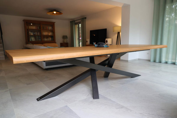 Table Mikado sur mesure / Dimensions : 300 x 110 x H 75 cm / Plateau en chêne massif et piétement en acier couleur noir doré / Fabrication artisanale ARTMETA