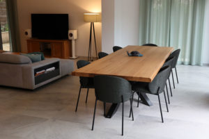 Table Mikado sur mesure / Dimensions : 300 x 110 x H 75 cm / Plateau en chêne massif et piétement en acier couleur noir doré / Fabrication artisanale ARTMETA