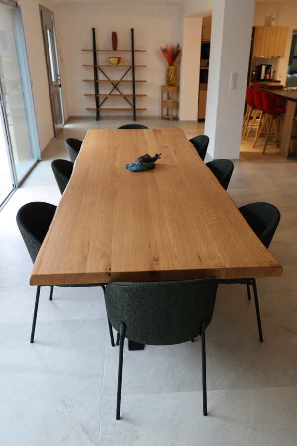 Table Mikado sur mesure / Dimensions : 300 x 110 x H 75 cm / Plateau en chêne massif et piétement en acier couleur noir doré / Fabrication artisanale ARTMETA