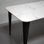 Table en céramique Dekton Aura ep 12 mm / Dimensions : 200x90xH75 cm / Fabrication artisanale et sur mesure ARTMETA
