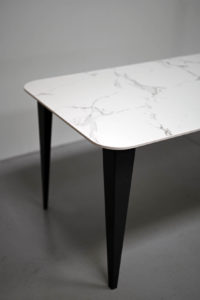 Table en céramique Dekton Aura ep 12 mm / Dimensions : 200x90xH75 cm / Fabrication artisanale et sur mesure ARTMETA