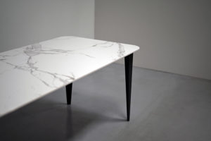 Table en céramique Dekton Aura ep 12 mm / Dimensions : 200x90xH75 cm / Fabrication artisanale et sur mesure ARTMETA