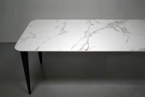 Table en céramique Dekton Aura ep 12 mm / Dimensions : 200x90xH75 cm / Fabrication artisanale et sur mesure ARTMETA