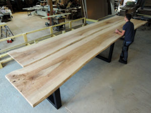 Table XXL en métal et bois massif fabrication artisanale française et sur mesure pour Vinci à Paris