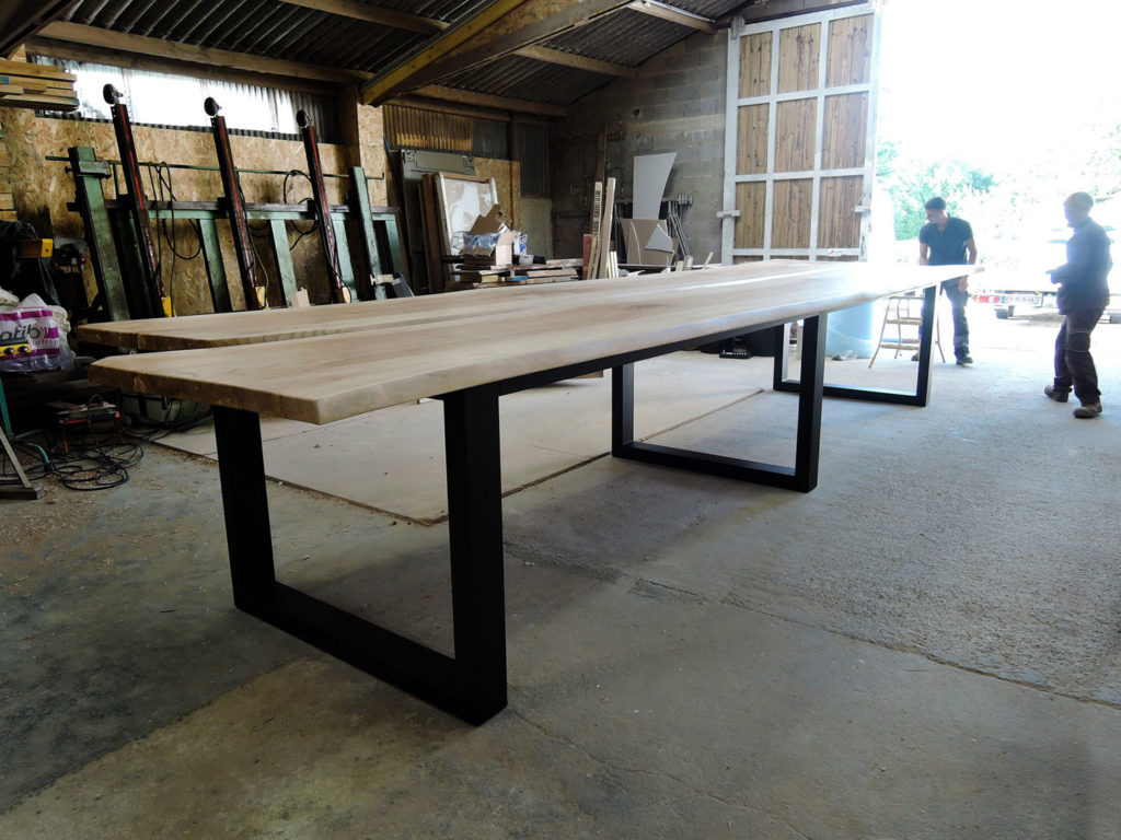 Table XXL en métal et bois massif fabrication artisanale française et sur mesure pour Vinci à Paris