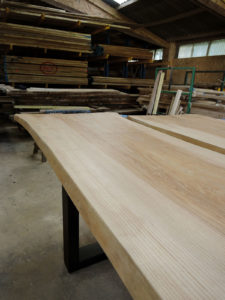 Table XXL en métal et bois massif fabrication artisanale française et sur mesure pour Vinci à Paris