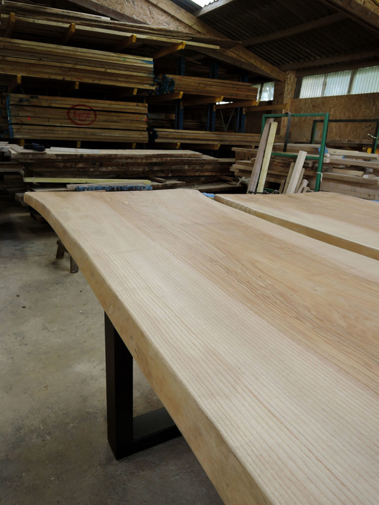 Table XXL en métal et bois massif fabrication artisanale française et sur mesure pour Vinci à Paris