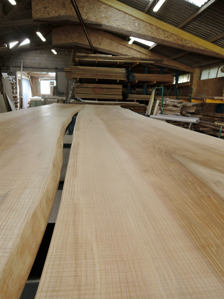 Table XXL en métal et bois massif fabrication artisanale française et sur mesure pour Vinci à Paris