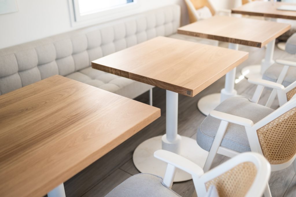 Banquette sur mesure avec tables bistrot