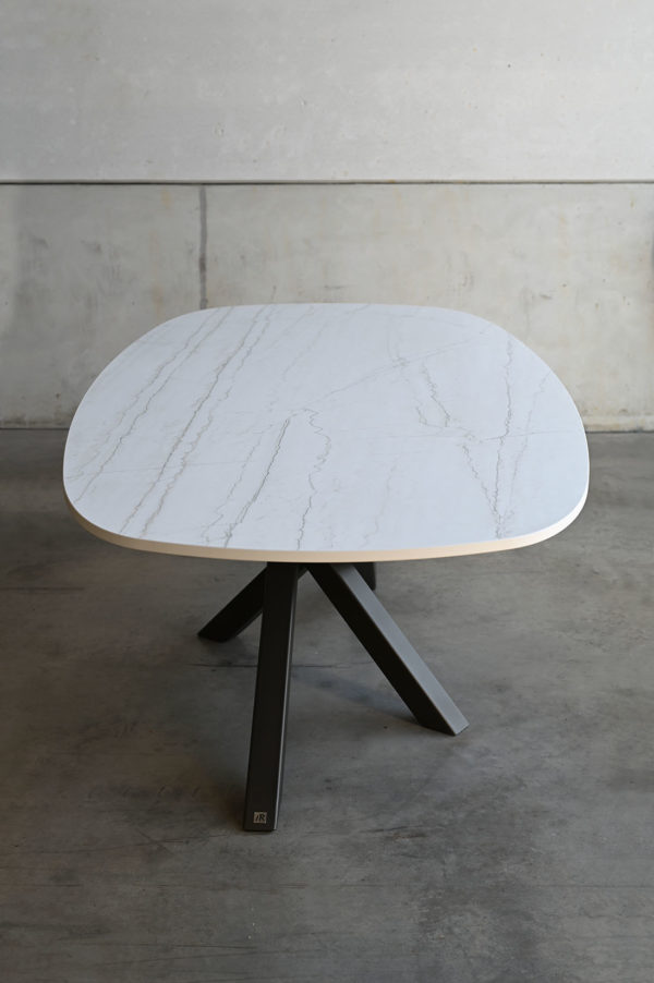 Table Mikado céramique forme super superellipse / Dimensions : 220 x 110 x H 75 cm / Fabrication sur mesure / Plateau Dekton Neutral 20 mm