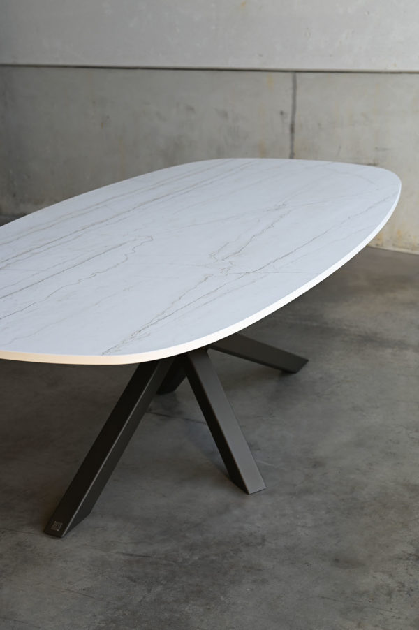 Table Mikado céramique forme super superellipse / Dimensions : 220 x 110 x H 75 cm / Fabrication sur mesure / Plateau Dekton Neutral 20 mm