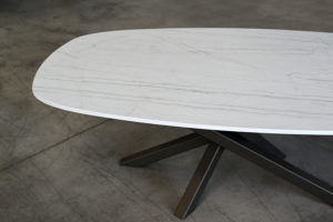 Table Mikado céramique forme super superellipse / Dimensions : 220 x 110 x H 75 cm / Fabrication sur mesure / Plateau Dekton Neutral 20 mm