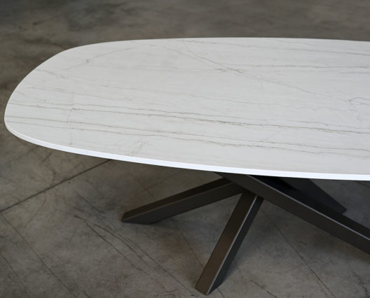 Table Mikado céramique forme super superellipse / Dimensions : 220 x 110 x H 75 cm / Fabrication sur mesure / Plateau Dekton Neutral 20 mm