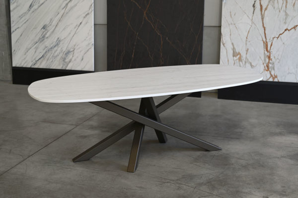 Table Mikado céramique forme super superellipse / Dimensions : 220 x 110 x H 75 cm / Fabrication sur mesure / Plateau Dekton Neutral 20 mm