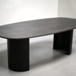 Table en céramique superellipse Lune / Dimensions : 220 x 110 x H 75 cm / Dekton Keylia / Thermolaquage noir charbon