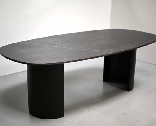 Table en céramique superellipse Lune / Dimensions : 220 x 110 x H 75 cm / Dekton Keylia / Thermolaquage noir charbon