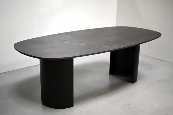 Table en céramique superellipse Lune / Dimensions : 220 x 110 x H 75 cm / Dekton Keylia / Thermolaquage noir charbon