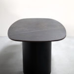 Table en céramique superellipse Lune / Dimensions : 220 x 110 x H 75 cm / Dekton Keylia / Thermolaquage noir charbon