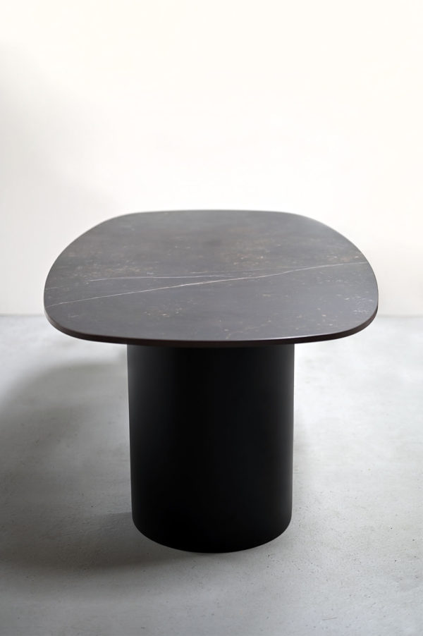 Table en céramique superellipse Lune / Dimensions : 220 x 110 x H 75 cm / Dekton Keylia / Thermolaquage noir charbon