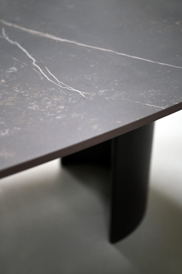 Table en céramique superellipse Lune / Dimensions : 220 x 110 x H 75 cm / Dekton Keylia / Thermolaquage noir charbon