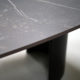 Table en céramique superellipse Lune / Dimensions : 220 x 110 x H 75 cm / Dekton Keylia / Thermolaquage noir charbon