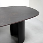 Table en céramique superellipse Lune / Dimensions : 220 x 110 x H 75 cm / Dekton Keylia / Thermolaquage noir charbon