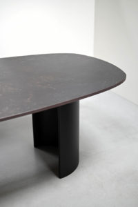 Table en céramique superellipse Lune / Dimensions : 220 x 110 x H 75 cm / Dekton Keylia / Thermolaquage noir charbon