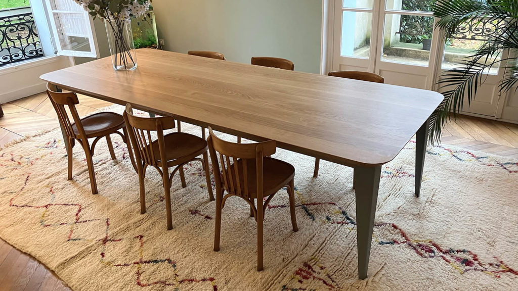 Table avec coins arrondis Comtesse / 280 x 110 x H 75 cm / Plateau en chêne massif Français / Pieds en acier Vert de gris / Fabrication artisanale et sur mesure ARTMETA