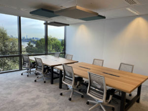 Tables de coworking en acier et bois massif pour Capgemini / Fabrication artisanale et sur mesure / Mobilier professionnel ARTMETA
