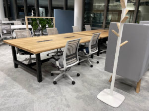 Tables de coworking en acier et bois massif pour Capgemini / Fabrication artisanale et sur mesure / Mobilier professionnel ARTMETA