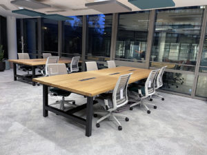 Tables de coworking en acier et bois massif pour Capgemini / Fabrication artisanale et sur mesure / Mobilier professionnel ARTMETA