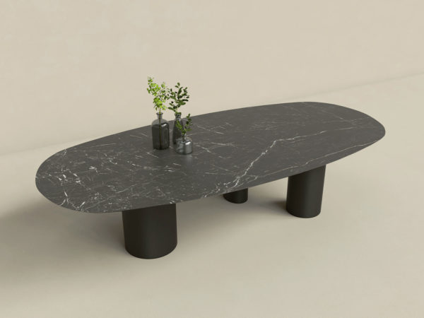 Table en céramique modèle Orion / Dimensions : 280 x 120 x H 75 cm / Dekton Somnia épaisseur 20 mm avec bord biseauté et arête adoucie / Thermolaquage Noir charbon / Fabrication sur mesure